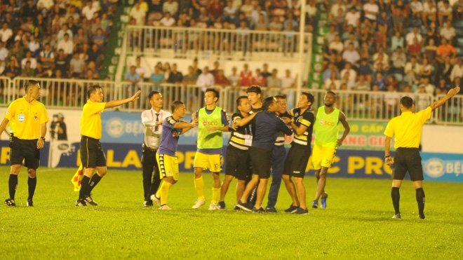 Bức xúc trọng tài thiên vị HAGL, HLV Hà Nội bỏ họp báo sau trận