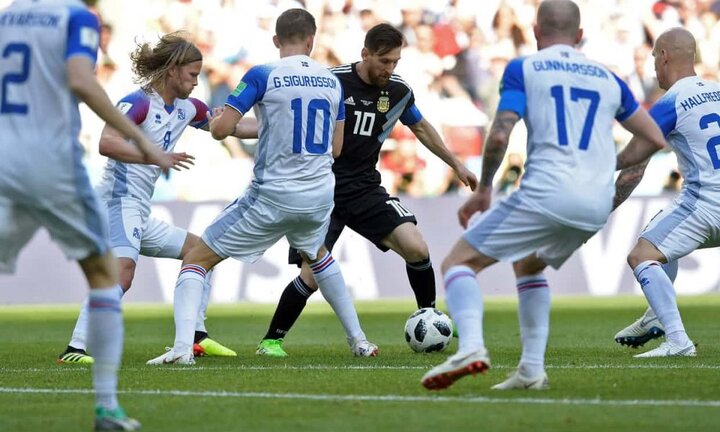 Chẳng riêng Messi, Ronaldo từng hóa tầm thường trước Iceland
