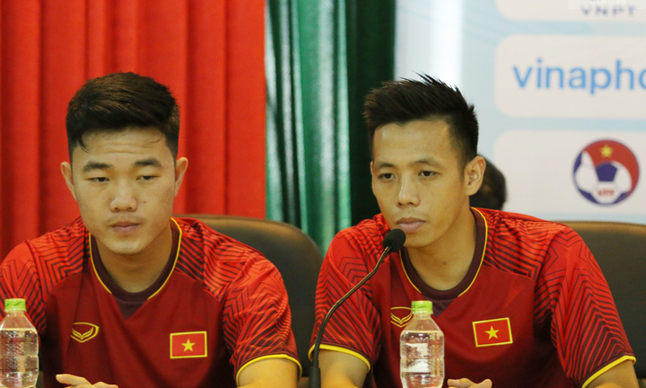 Xuân Trường hay Văn Quyết xứng đáng đeo băng đội trưởng Olympic Việt Nam?