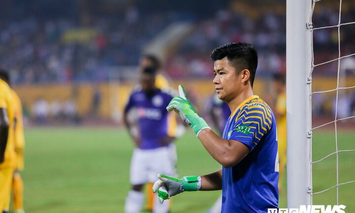 Thủ môn SLNA chơi xuất thần, suýt chặn ngày đăng quang của Hà Nội FC