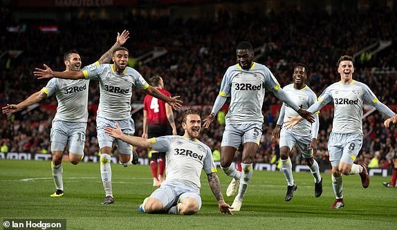 MU thua sốc đội hạng dưới, Mourinho đứng trước hiểm nguy