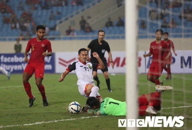 Tiền đạo U23 Indonesia cản phạt đền, cầu thủ Brunei gục ngã tiếc nuối