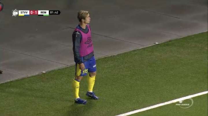 Thừa quyền thay đổi người, HLV Sint-Truidense vẫn không cho Công Phượng ra sân