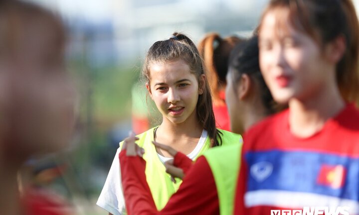 Bộ đôi cầu thủ Việt kiều toả sáng trong buổi tập cùng U19 Việt Nam