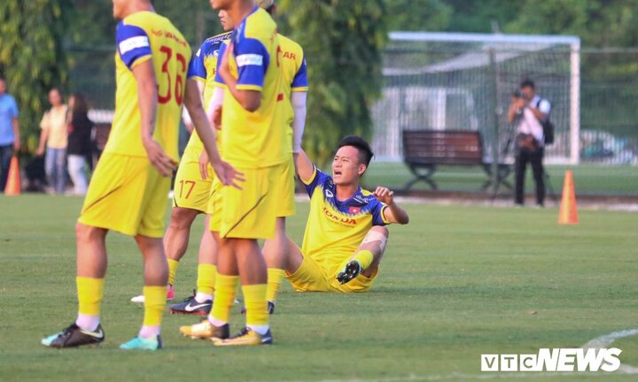 Huy Toàn rách cơ đùi, dễ mất suất trên tuyển Việt Nam