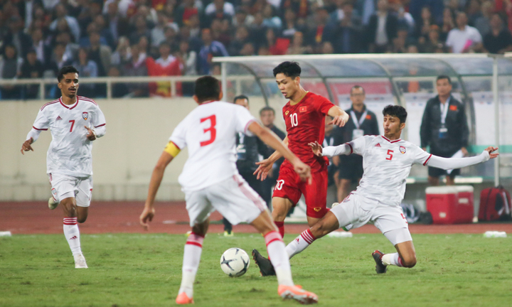 Công Phượng rê bóng qua 3 hậu vệ UAE, thiếu chút may mắn để ghi bàn