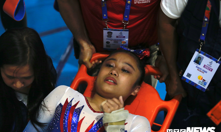 Tiếp đất sai kỹ thuật, nữ VĐV Philippines vào thẳng bệnh viện