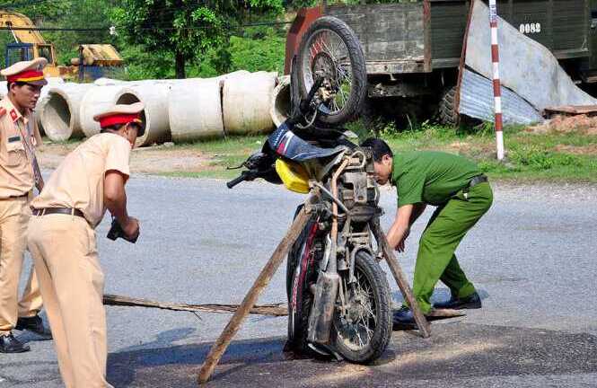 Điều tra thông tin 2 người chở gỗ chết do bị kiểm lâm truy đuổi