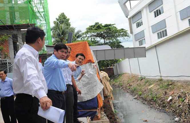 Phó Chủ tịch TP.HCM: 'Sẽ kỷ luật quận huyện nào để cống xả bị lấn chiếm'