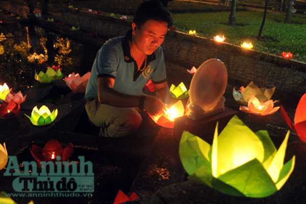 Ảnh: Hoa đăng rực sáng tưởng nhớ 3 năm Đại tướng Võ Nguyên Giáp về với đất mẹ