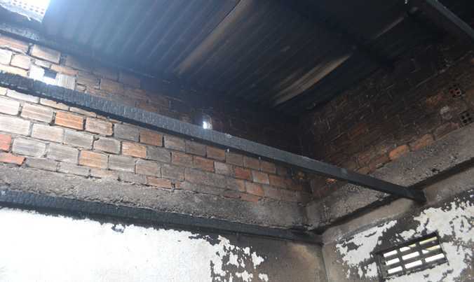 Hai đứa trẻ khóc thảm thiết trong căn nhà bốc cháy