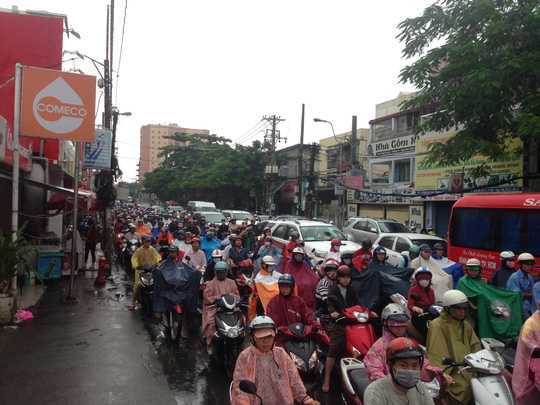 Mưa lớn đầu tuần, đường Sài Gòn lại kẹt cứng