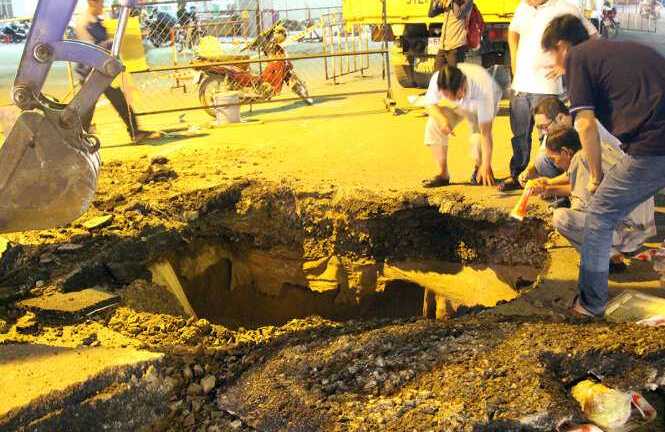 Xuất hiện 'hố tử thần' sâu 8m giữa giao lộ Sài Gòn