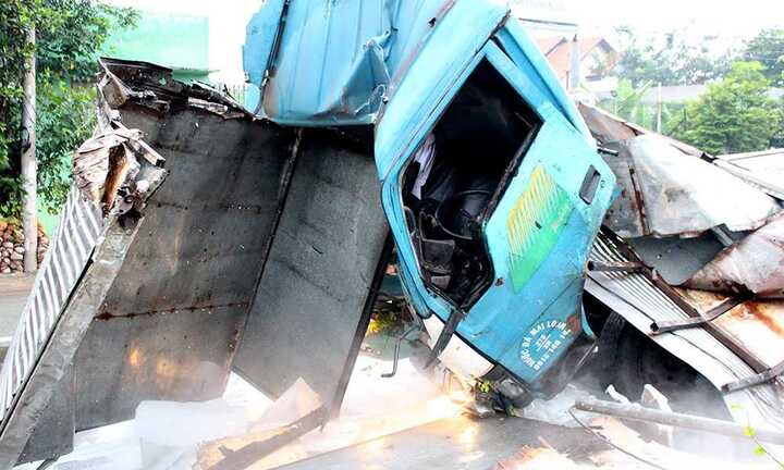 Lái xe phanh gấp, cây nước đá đè bẹp cabin