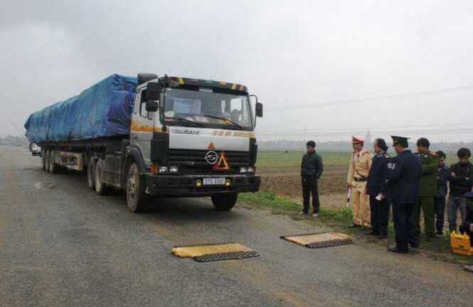 Kỷ luật thanh tra giao thông nhận tiền 'bồi dưỡng' của lái xe bồn