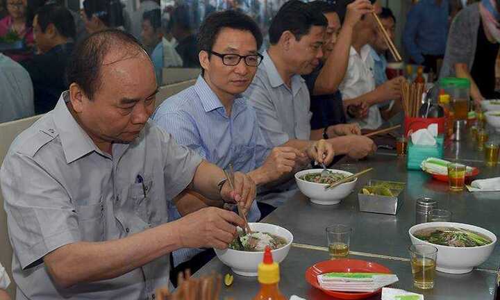 Chùm ảnh: Thủ tướng Nguyễn Xuân Phúc, Phó Thủ tướng Vũ Đức Đam trong quán phở bình dân