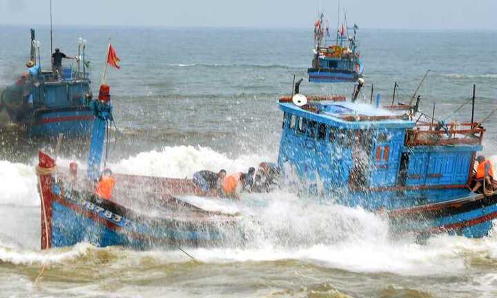 Một tàu cá đang mắc kẹt khe đá, ngư dân hoảng loạn kêu cứu