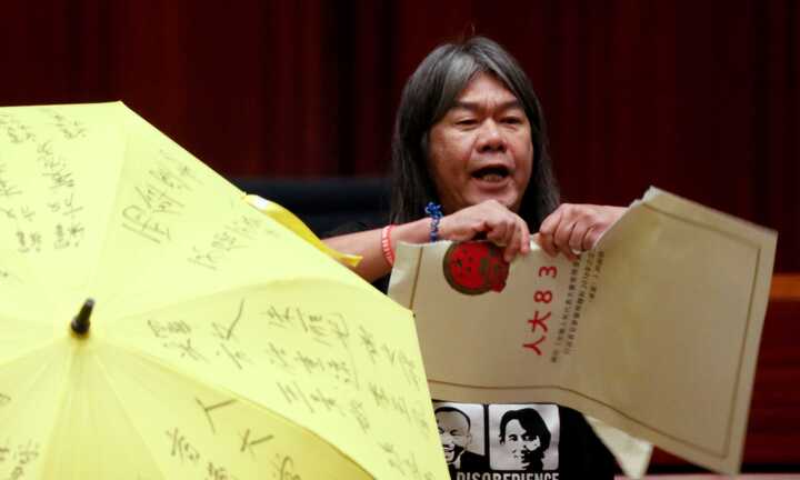 Tân nghị sĩ Hong Kong nổi giận tại lễ tuyên thệ