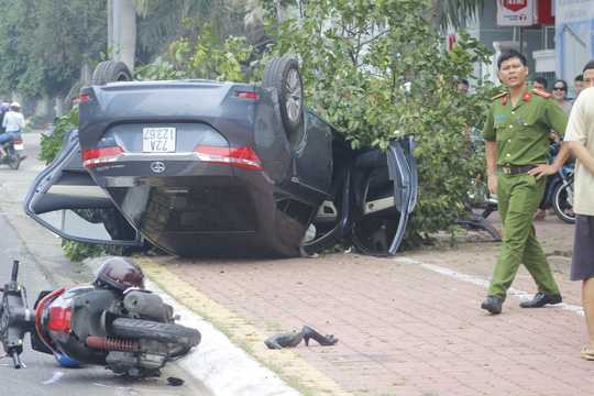 Chạy lấn làn tông vào xe máy, xe hơi bay thẳng lên cây