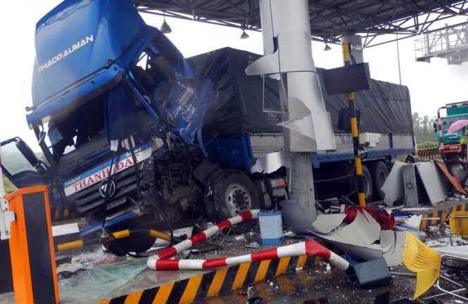 Xe tải phóng tốc độ cao, húc bay trạm thu phí trong mưa