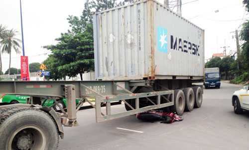 Chui thẳng gầm container, thanh niên thoát chết bò ra ngoài