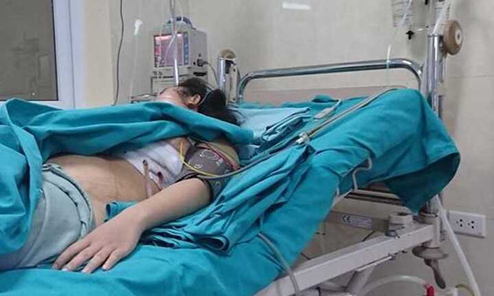 Đang lái xe, người phụ nữ bị thanh kim loại cắm trúng ngực