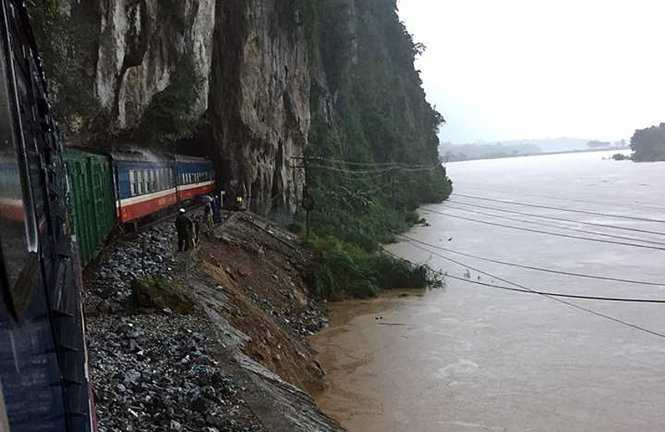 Chiều nay, thông toàn tuyến đường sắt Bắc - Nam bị sạt lở do mưa lũ