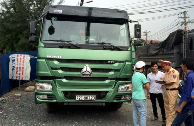 Sau va chạm với xe máy, tài xế xe ben bị đánh nhập viện