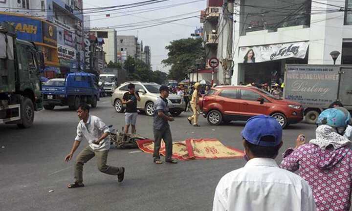 Đi mời cưới con, 2 vợ chồng chết thảm dưới bánh container