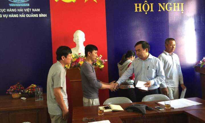 Họp khẩn lên phương án tìm kiếm 5 thuyền viên mất tích ở Quảng Bình