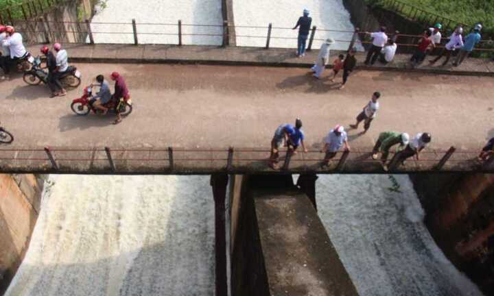 Hồ Kẻ Gỗ mở cửa xả lũ, dân hoang mang đưa trâu bò đi gửi