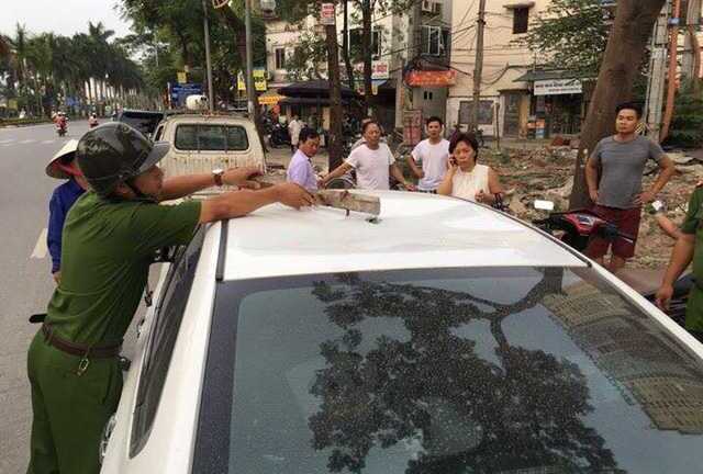 Xe ô tô đang chạy bị thanh sắt to rơi trúng nóc