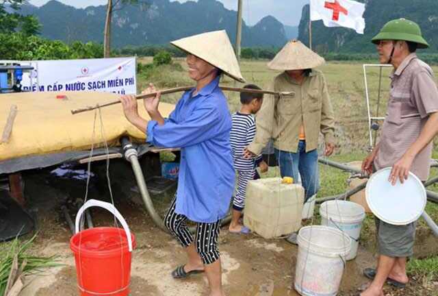 Dân Quảng Bình nô nức đi lấy nước sạch sau cả tuần nhịn ăn, nhịn tắm