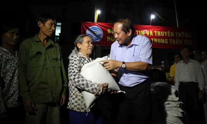 Bộ trưởng Trương Minh Tuấn trao 100 tấn gạo, hơn 1 tỷ đồng cho người dân vùng lũ