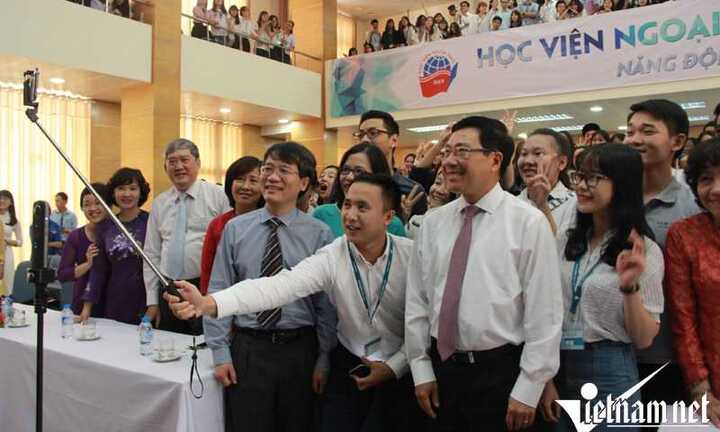 Phó thủ tướng chụp ảnh 'selfie' cùng tân sinh viên trường cũ