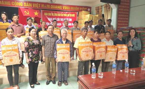 Phu nhân Chủ tịch nước tới thăm, tặng quà người dân vùng lũ
