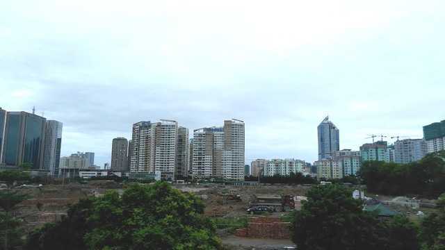 Nỗi lo sụt 'hố' đằng sau sự 'giàu có' của người Việt