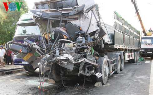 Hai xe tải tông nhau, tài xế chết thảm sau vô lăng