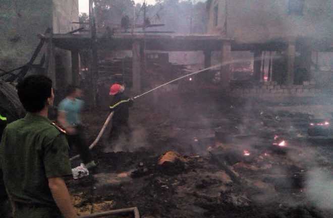 'Bà hỏa' thiêu rụi 11 ngôi nhà sàn bằng gỗ quý ở Hà Giang