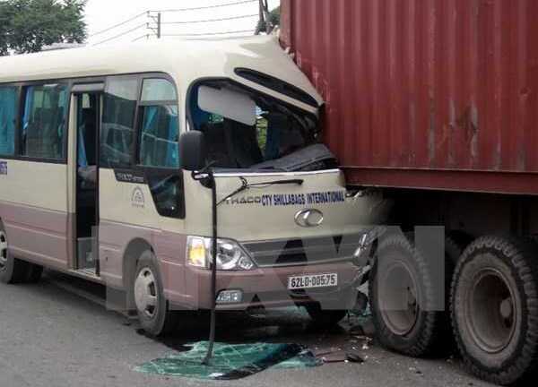Xe khách tông xe tải, tài xế chết kẹt trong cabin