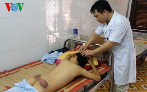 Bị mẹ kế và cha đẻ đánh đập, bé trai 12 tuổi phải nhập viện