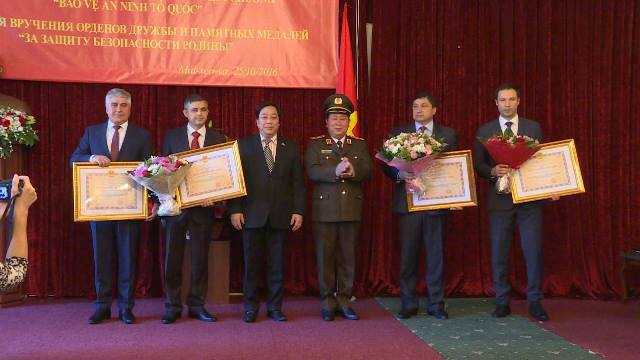 Việt Nam trao Huân chương cho các trường Bộ Nội vụ Nga