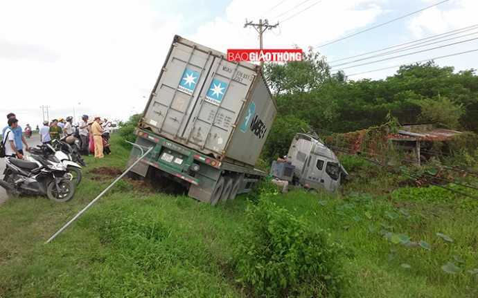 Xe đầu kéo mất lái, 'hạ gục' 3 cột điện rồi lao xuống ao