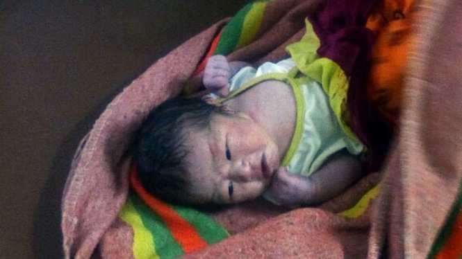 Bé gái chưa cắt dây rốn bị bỏ rơi trong vườn cao su