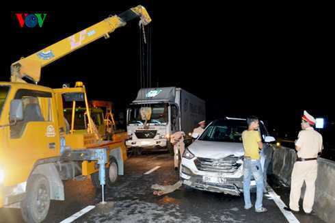 Tai nạn liên hoàn trên quốc lộ, 3 xe ô tô nát bươm