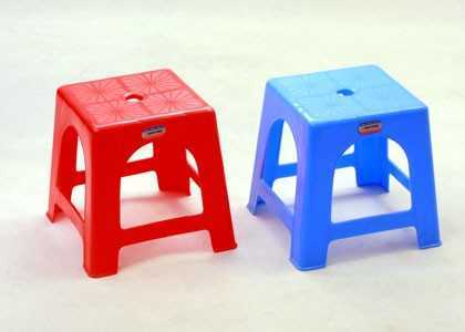 Điều thú vị không phải ai cũng biết về chiếc lỗ tròn trên mặt ghế nhựa