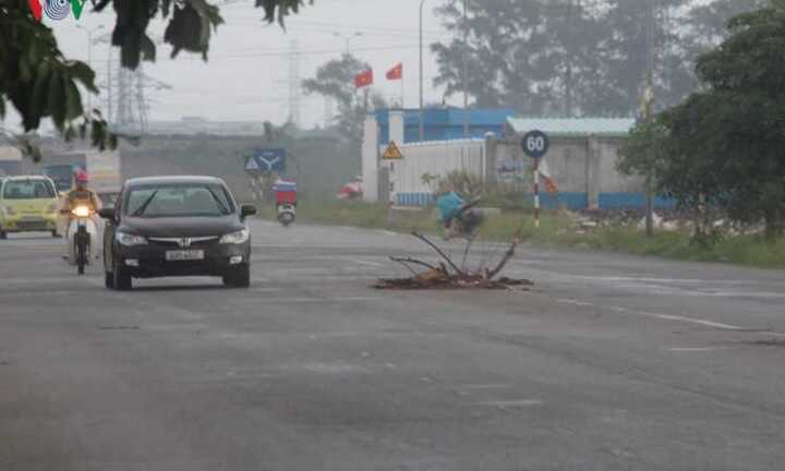 Ảnh: Hàng loạt hố ga 'há miệng' trên con đường mới thông xe ở Hà Nội