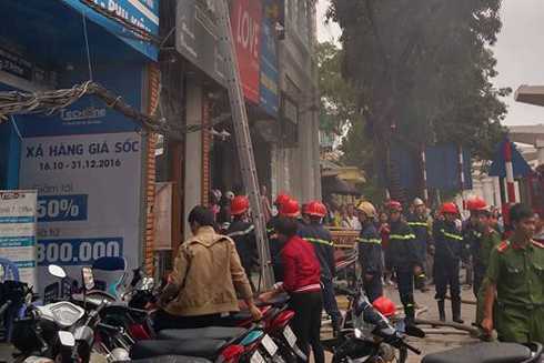 Sau quán karaoke, shop thời trang ở Cầu Giấy lại bốc cháy