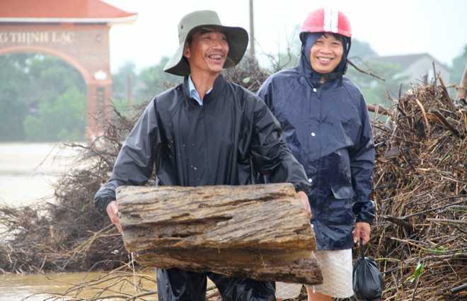 Ảnh: Dân bất chấp nguy hiểm vớt 'lộc trời' giữa lũ