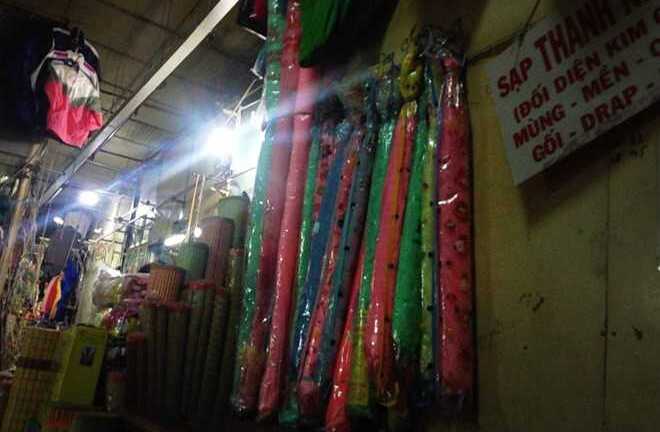 Đối phó dịch Zika, dân Sài Gòn nô nức mua màn chống muỗi